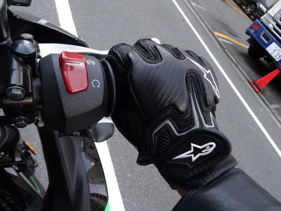 バイクを運転する右手